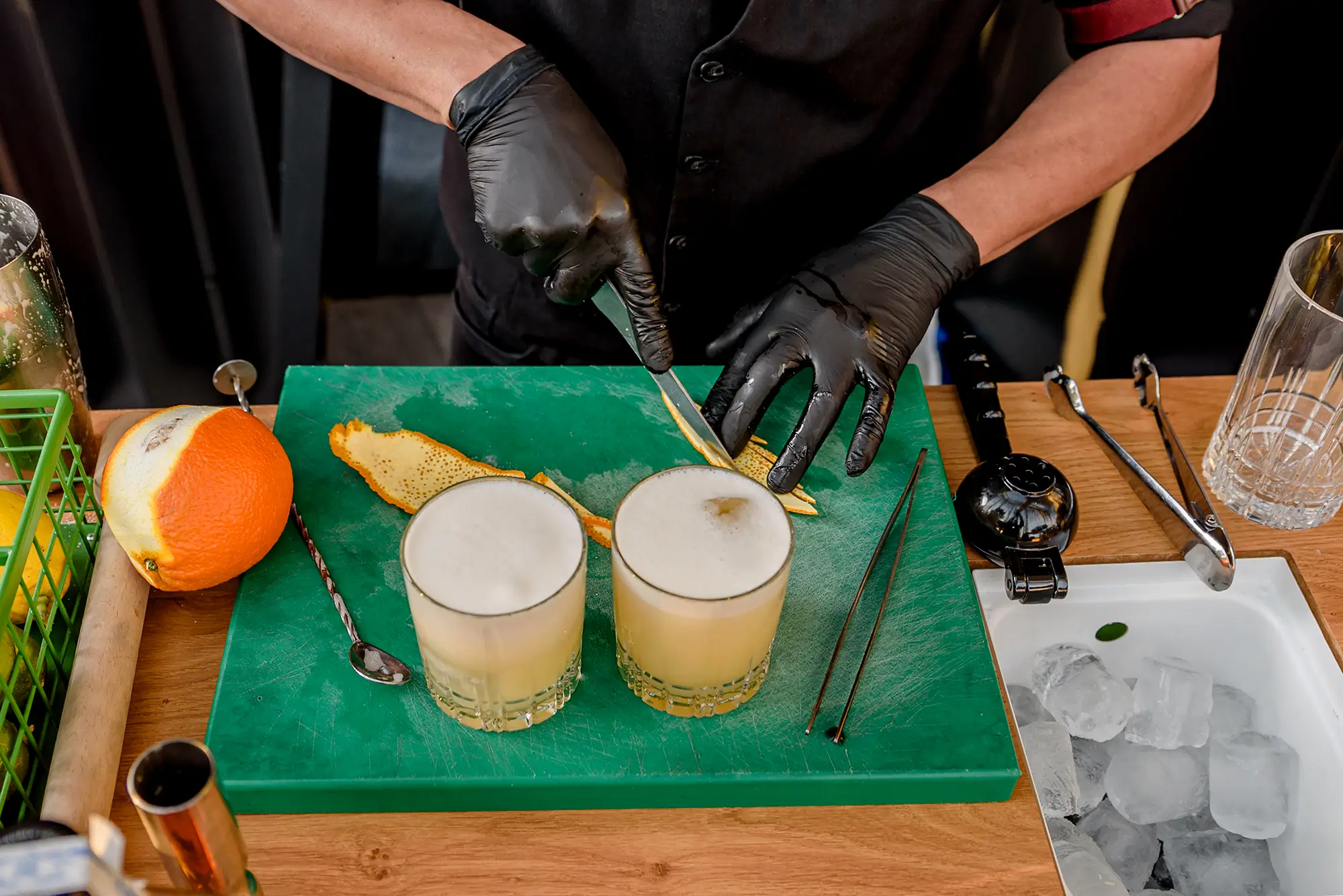 Bartender preparando cocteles